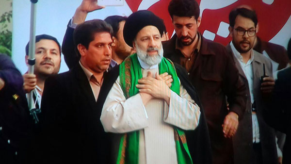 رئیسی در جمع حامیانش در میدان شهدای مشهد