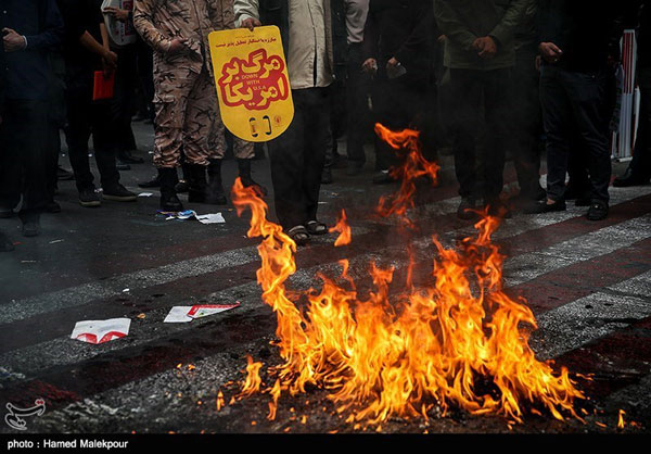 آتش زدن نمادین برجام در تهران