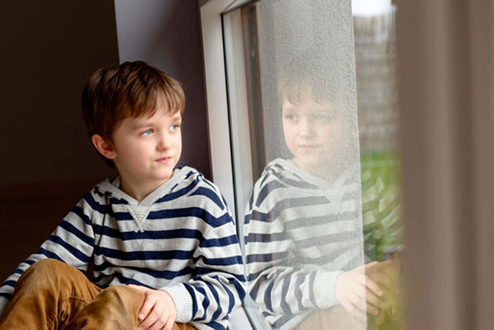 13 نشانه افسردگی کودکان که والدین باید بدانند