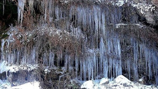 آبشار یخ‌زده و قندیل‌های یخی مشهد