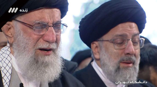 نماز اشک‌آلود رهبر انقلاب بر پیکر سردار سلیمانی