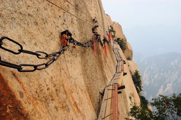 خطرناک‌ترین پله‌هایی که بالا رفتن از آن‌ها شجاعت می‌خواهد!