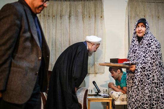 عکس: حضور روحانی در خانه یک جانباز