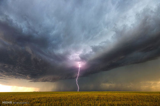 تصاویری زیبا از گردباد و رعد و برق در آمریکا