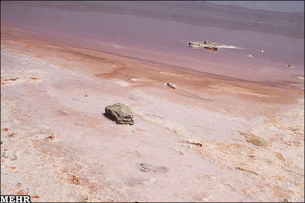 مجموعه عکس: قرمز شدن دریاچه مهارلو