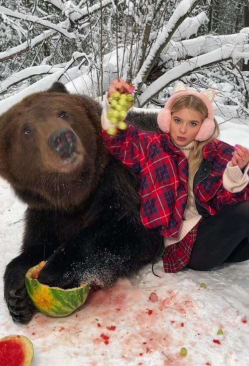 دوستی عجیب دختر جوان با یک خرس!