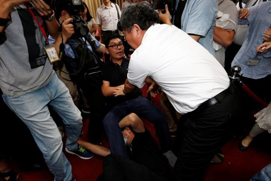 زد و خورد شدید در پارلمان تایوان