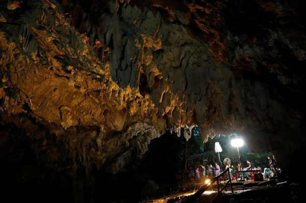 عملیات نجات فوتبالیست‌های تایلندی از یک غار