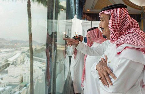 پادشاه عربستان در منا قبل از فاجعه +عکس