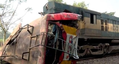 برخورد قطار با اتوبوس در بنگلادش ۱۲ کشته داد