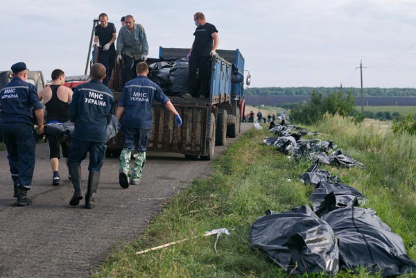 جمع آوری اجساد قربانیان پرواز MH17 +عکس