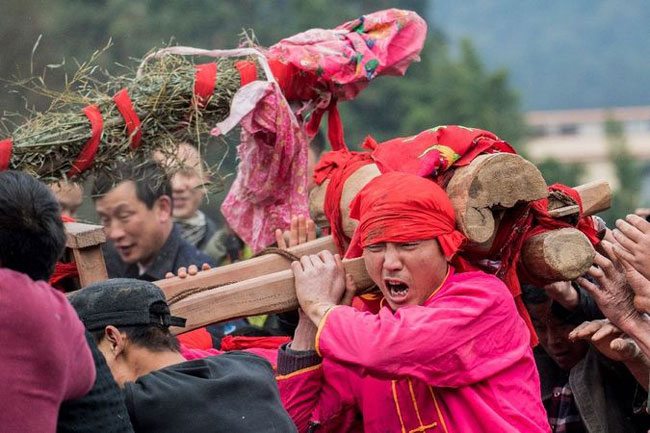 مراسم عجیب کشاورزان چینی برای پیشگیری از سیل و خشکسالی