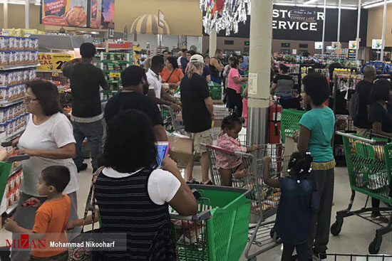هجوم به فروشگاه ها در پی هشدار طوفان هاروی