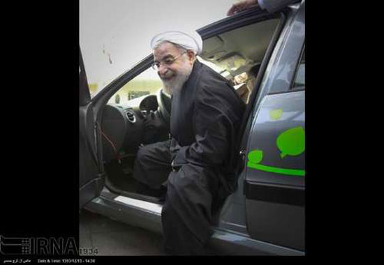 عکس رونمایی از خودروی برقی توسط روحانی