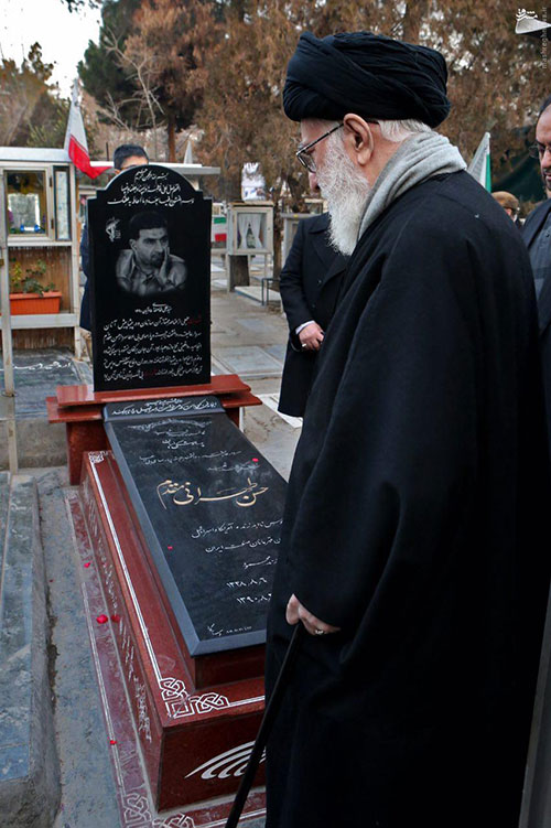 عکس: رهبری بر مزار شهید طهرانی مقدم