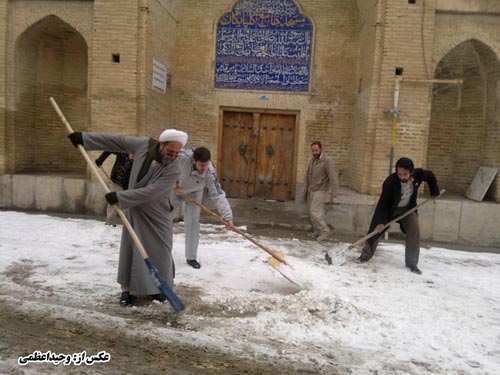 اقدام  یک امام جمعه برای برف‌ روبی +عکس