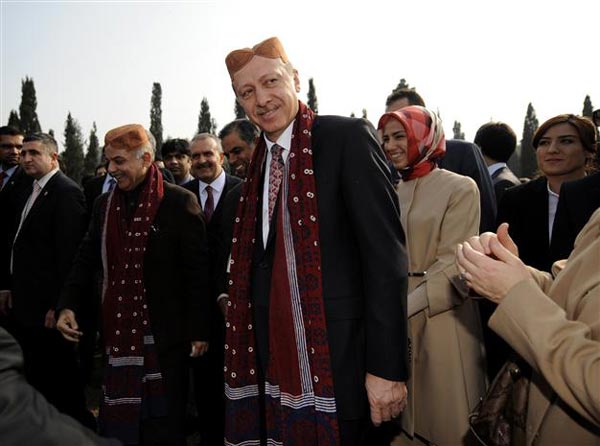 عکس: نخست وزیر ترکیه در لباسی جدید