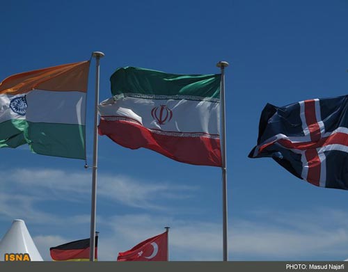 اهتزاز دوباره‌ پرچم ایران در «کن» +عکس