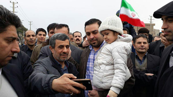 سلفی مردم با احمدی‌نژاد در حاشیه راهپیمایی