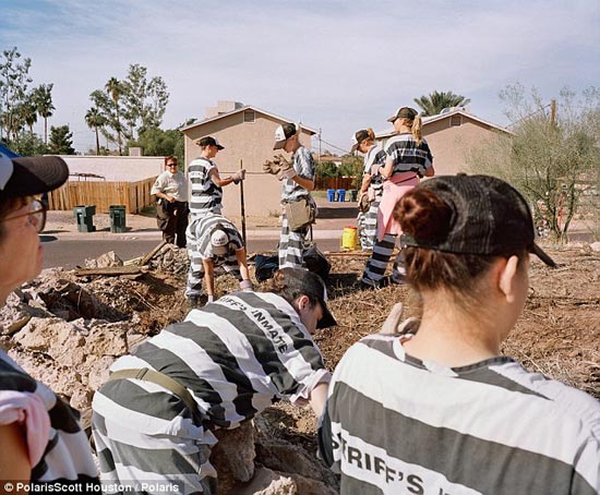 گزارش تصویری: زندان زنان زنجیری...