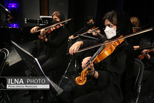 تصاویری از تنها زن رهبر ارکستر ایران روی صحنه