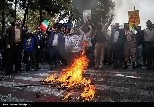 آتش زدن نمادین برجام در تهران