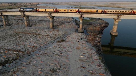 کشف صدها جسد شناور در رود گنگ