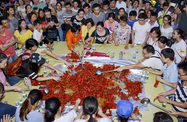 تصویری از جشنواره خرچنگ خوری در چین
