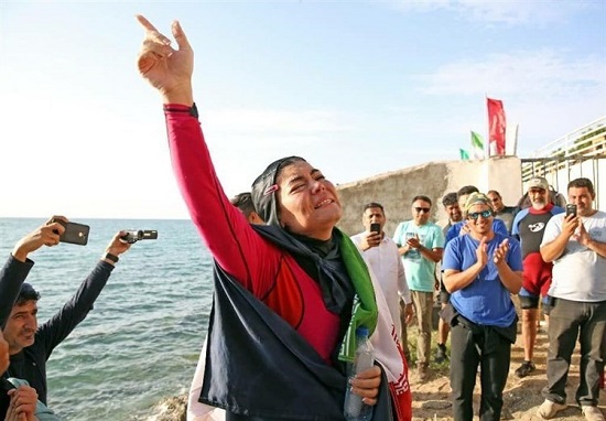 دختر ایرانی، رکورد جهانی شنا با دست بسته را جابه‌جا کرد