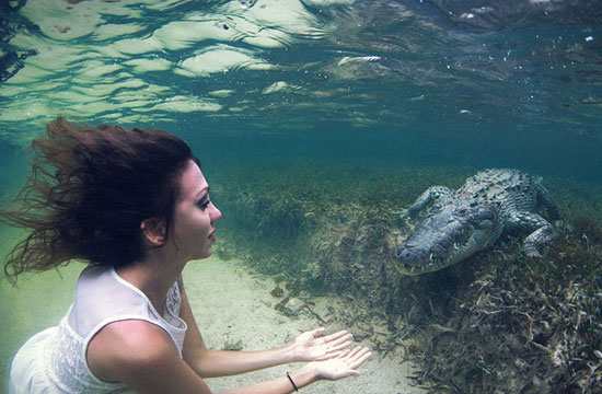 شنای مانکن ایتالیایی با تمساح ها! +عکس