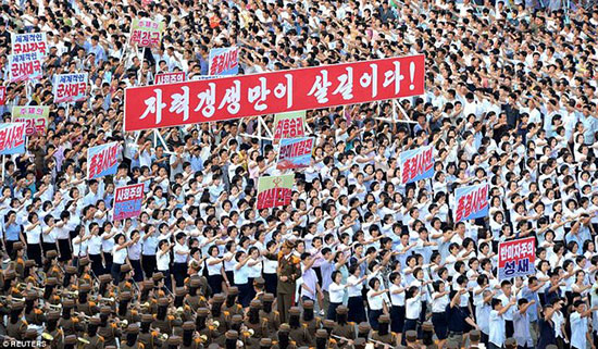 تجمع بزرگ مردم کره شمالی در اعتراض به آمریکا