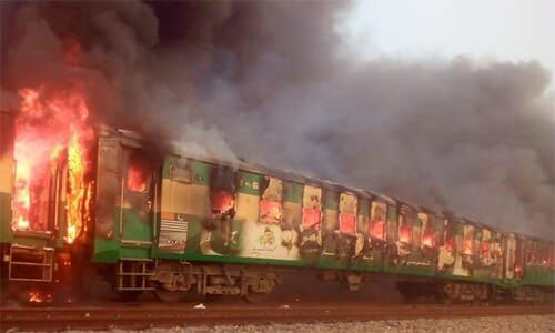 آتش‌سوزی گسترده‌ی قطار در پاکستان با ۶۵کشته
