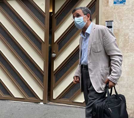 تصاویرِ خاص از احمدی‌نژاد رو به روی درب منزلش