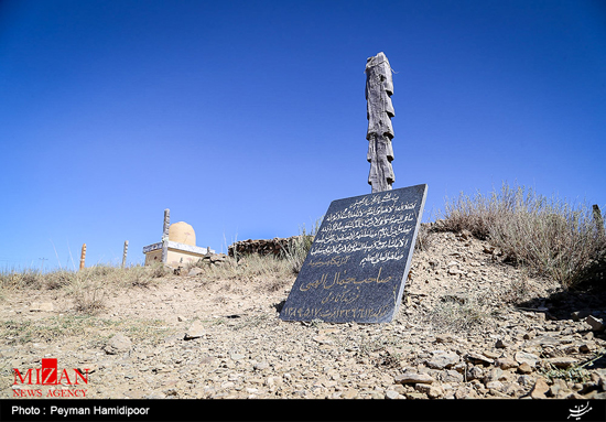 قبرستان با نماد چوبی