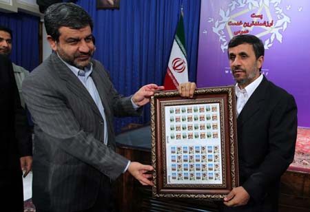 رونمایی احمدی‌نژاد از تمبر خودش/ عکس