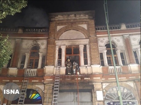 آتش‌سوزی گسترده در میدان حسن‌آباد تهران