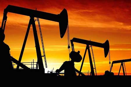 بلومبرگ: تحریم ایران، نفت را ۱۰۰ دلاری می‌کند