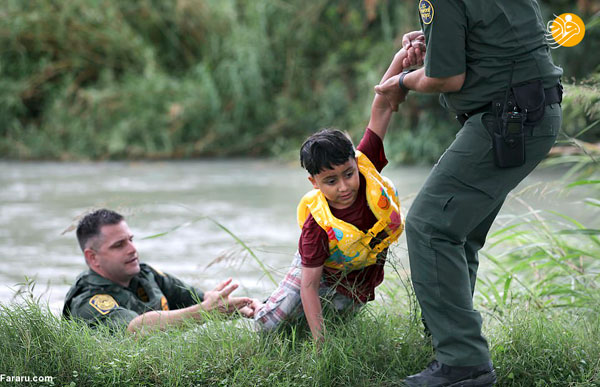 لحظه نجات کودک مهاجر از رودخانه مرگ