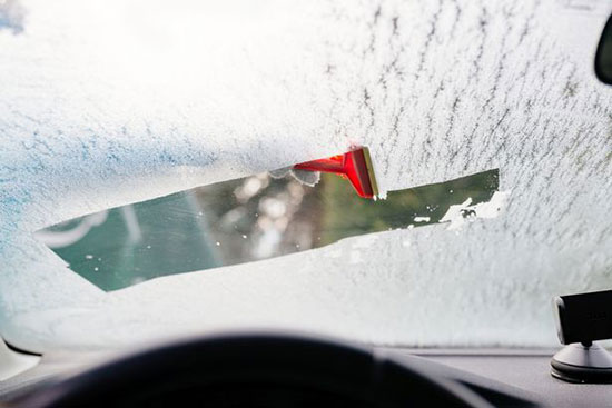 چگونه شیشه یخ‌زده‌ی ماشین خود را پاک کنیم؟