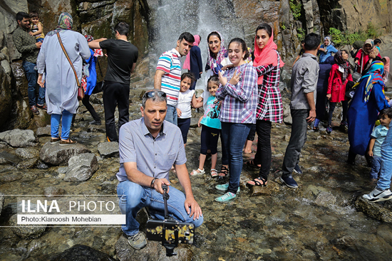 گردشگران تابستانی در گنجنامه‌ی همدان