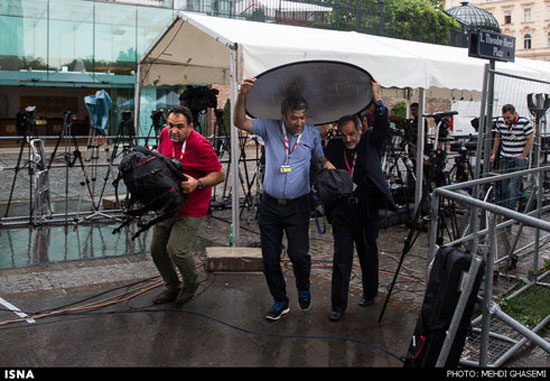 عکس: خبرنگاران در هوای بارانی وین