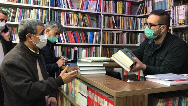 احمدی‌نژاد در کتابفروشی‌های خیابان انقلاب