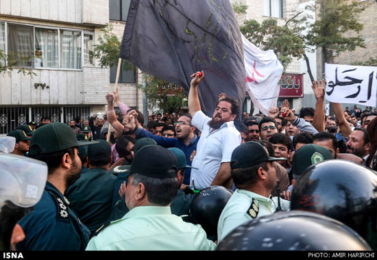 عکس:خشم مردم مقابل کنسولگری آل سعود