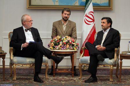 واکنش احمدی نژاد به بی ادبی سفیر +عکس