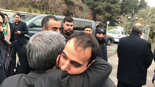 فرزند شهید سلیمانی در آغوش احمدی‌نژاد