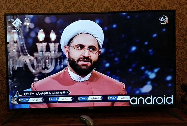 لباده متفاوت مجریِ روحانی افطار شبکه یک