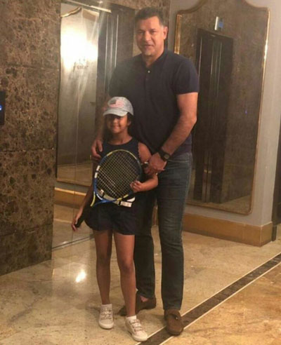 علی دایی و دخترش قبل از بازی تنیس