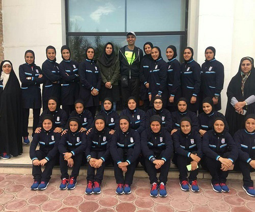 عکس یادگاری فردوسی‌پور با دختران فوتبالیست