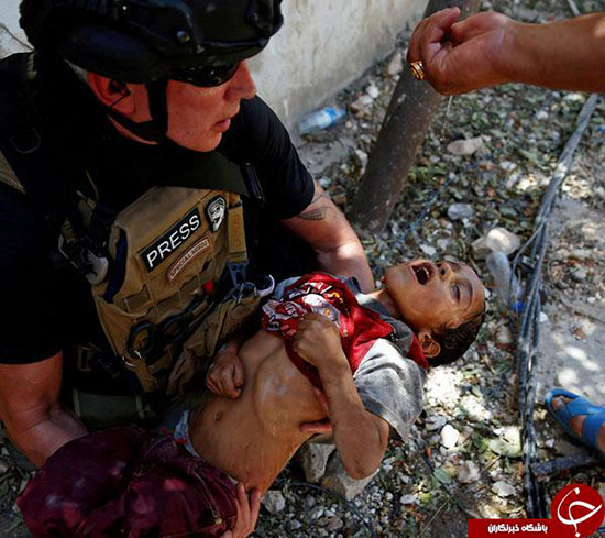عکسی تکان دهنده از نجات کودک از دست داعش