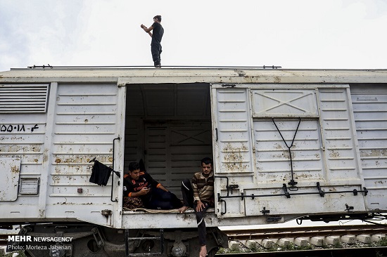 زندگی سیل زدگان در واگن‌های قطار